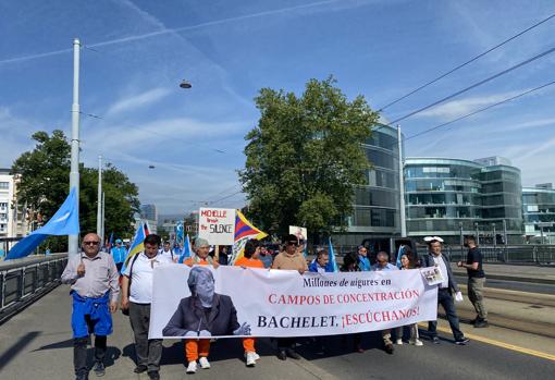 FOTO 2 - Protestas de colectivos uigires ant la sede de la Oficina del Alto Comisionado de las Naciones Unidas para los Derechos Humanos en Ginebra, Suiza, hace dos semanas