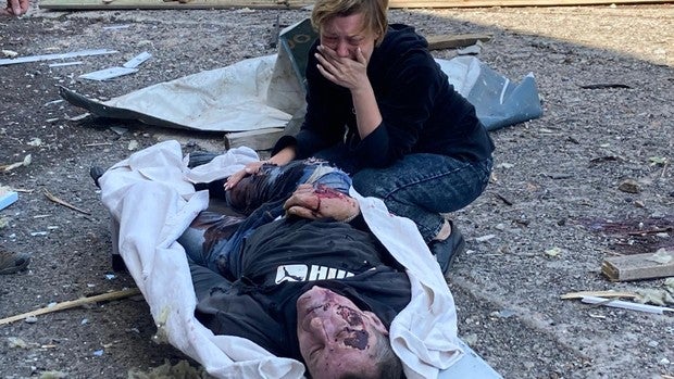 En el frente de Donbass: «¡Han matado a mi marido y a mi hijo! ¿Para qué? ¿Para qué?»