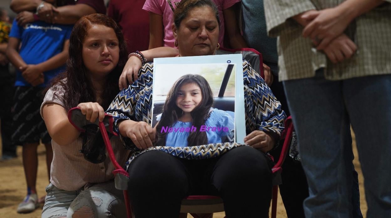 Una mujer sostiene una fotografía de Nevaeh Evans, una de las víctimas del tiroteo en Texas