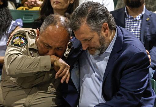 El senador republicano Ted Cruz consuela al 'sheriff' de Uvalde