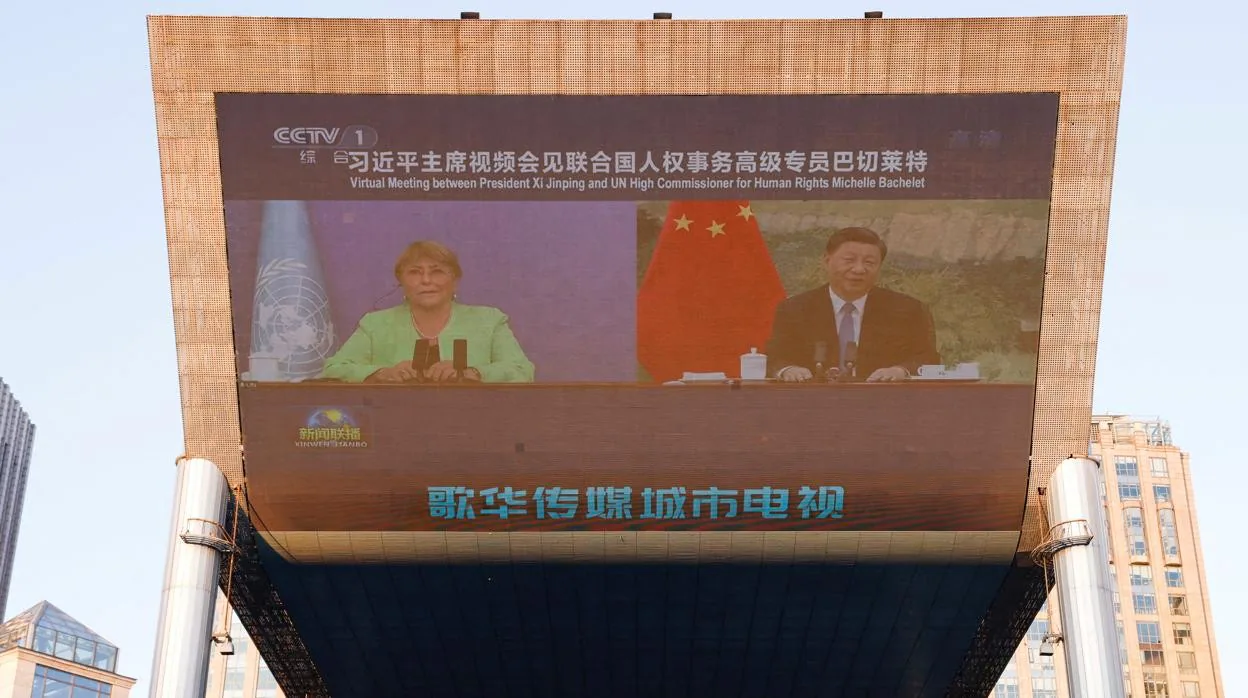 Michele Bachelet, la alta comisionada para derechos humanos de la ONU, y el presidente de China, Xi Jinping, durante una reunión virtual