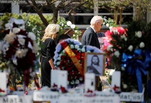 Biden y su esposa, durante la visita al memorial de las víctimas de Uvalde