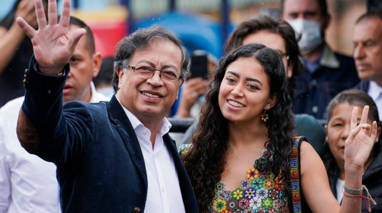 Gustavo Petro acude a votar junto a una pariente