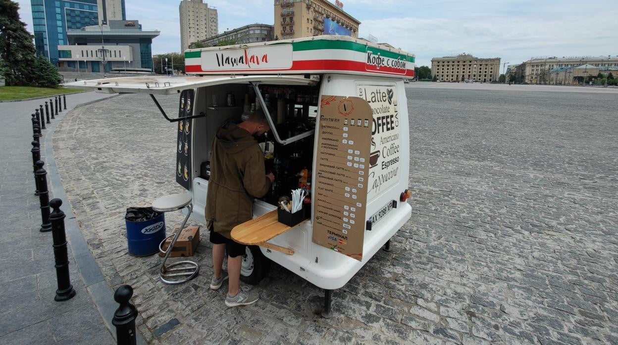 Chiringuito en la desierta Plaza de la Libertad de Járkov