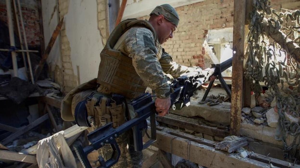 Un militar ucraniano coloca un fusil en la ciudad de Marinka, en la región de Donetsk