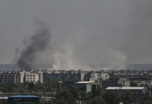 Columnas de humo tras los ataques en la ciudad de Severodonetsk