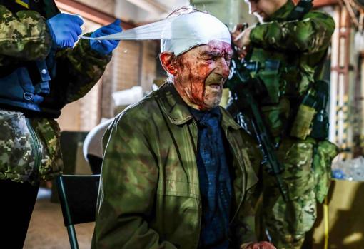 Un hombre herido recibe atención médica en Severodonetsk, una de las ciudades más castigadas del Donbass