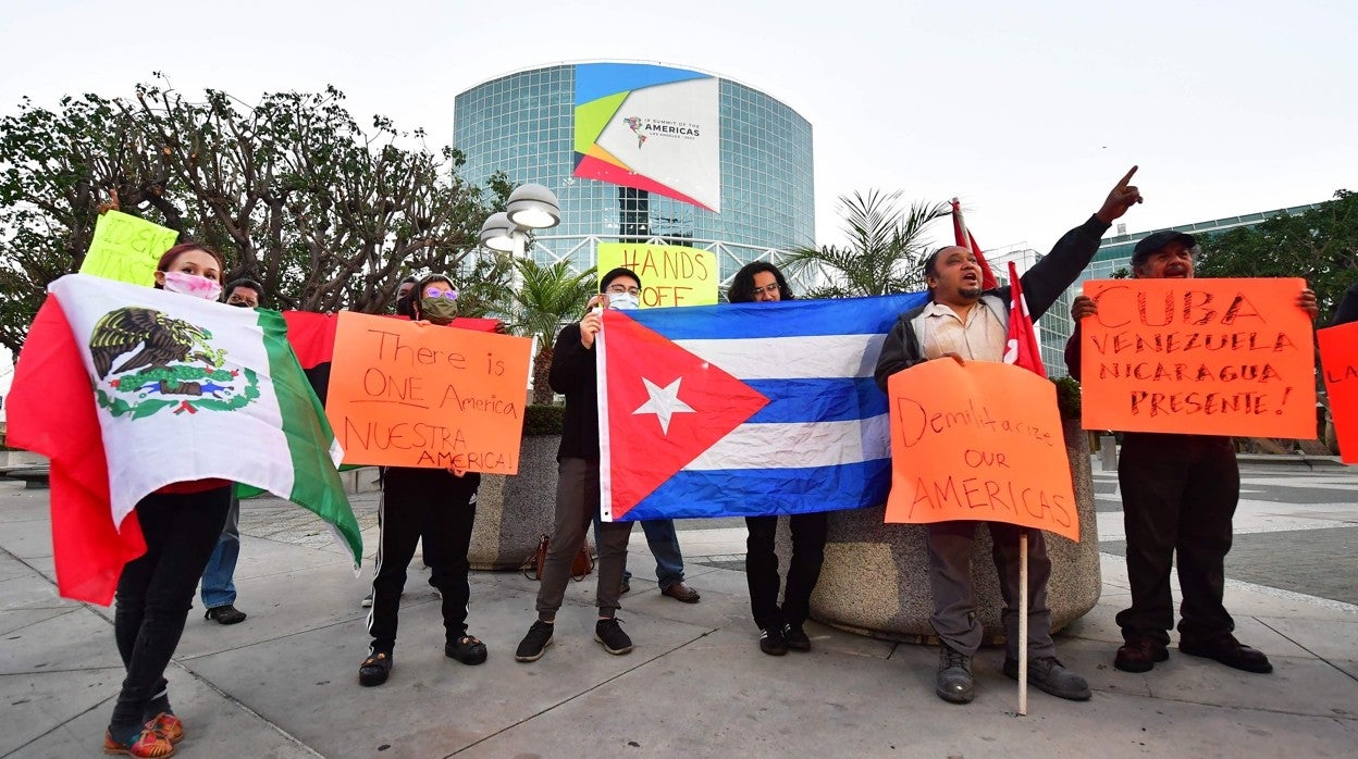Activistas protestan por la exclusión de las dictaduras de la cumbre