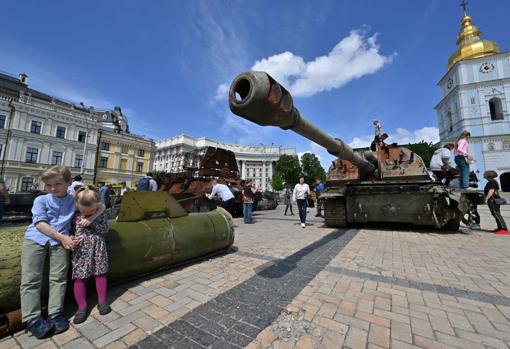 Niños juegan en el centro de Kiev