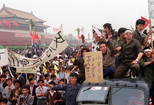 Más de un millón de trabajadores chinos llenaron las calles de Pekín el 18 de mayo de 1989 para apoyar el movimiento estudiantil a favor de la democracia y su huelga de hambre que comenzó hace seis días durante el movimiento Primavera de Pekín