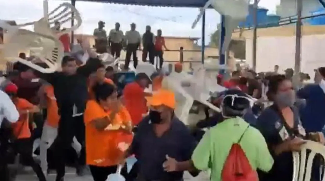 Seguidores de Guaidó y Maduro se enfrentan a sillazo limpio