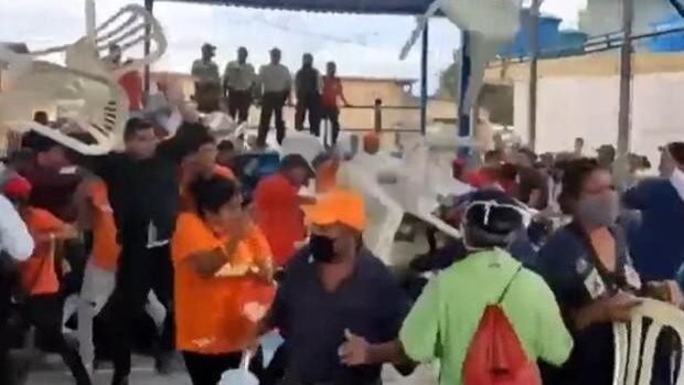 Seguidores de Guaidó y Maduro se enfrentan a sillazo limpio