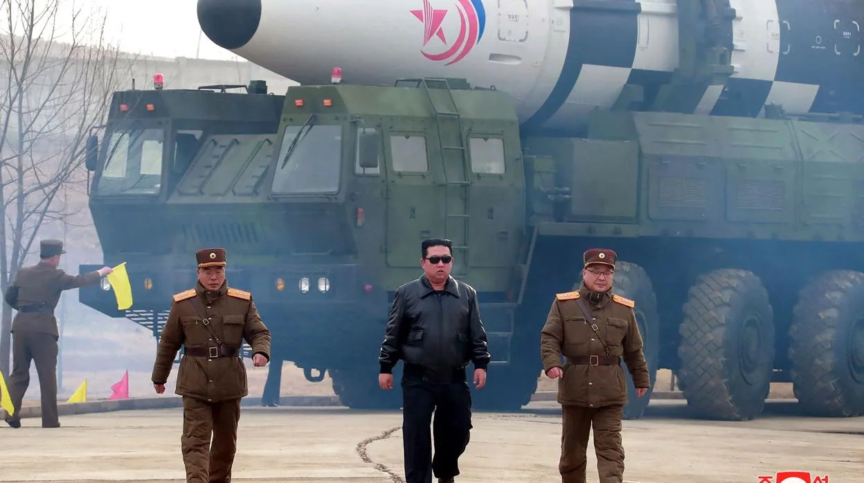 El líder norcoreano, Kim Jong-un, delante de un misil balístico, en el pasado mes de marzo