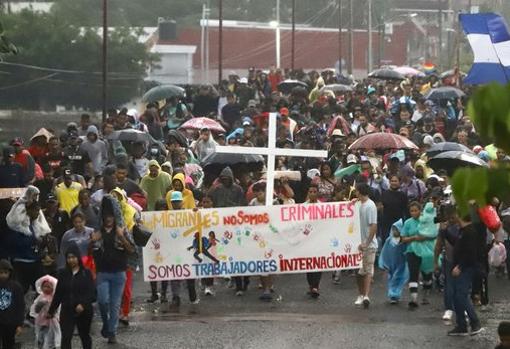 Una caravana inédita de 15.000 inmigrantes avanza hacia EE.UU.: «No somos criminales, somos trabajadores»