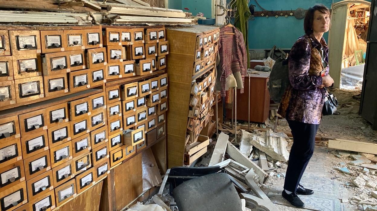 La directora de la biblioteca de Chernígov, Marina Latamarchouk, en el interior del edificio del siglo XIX