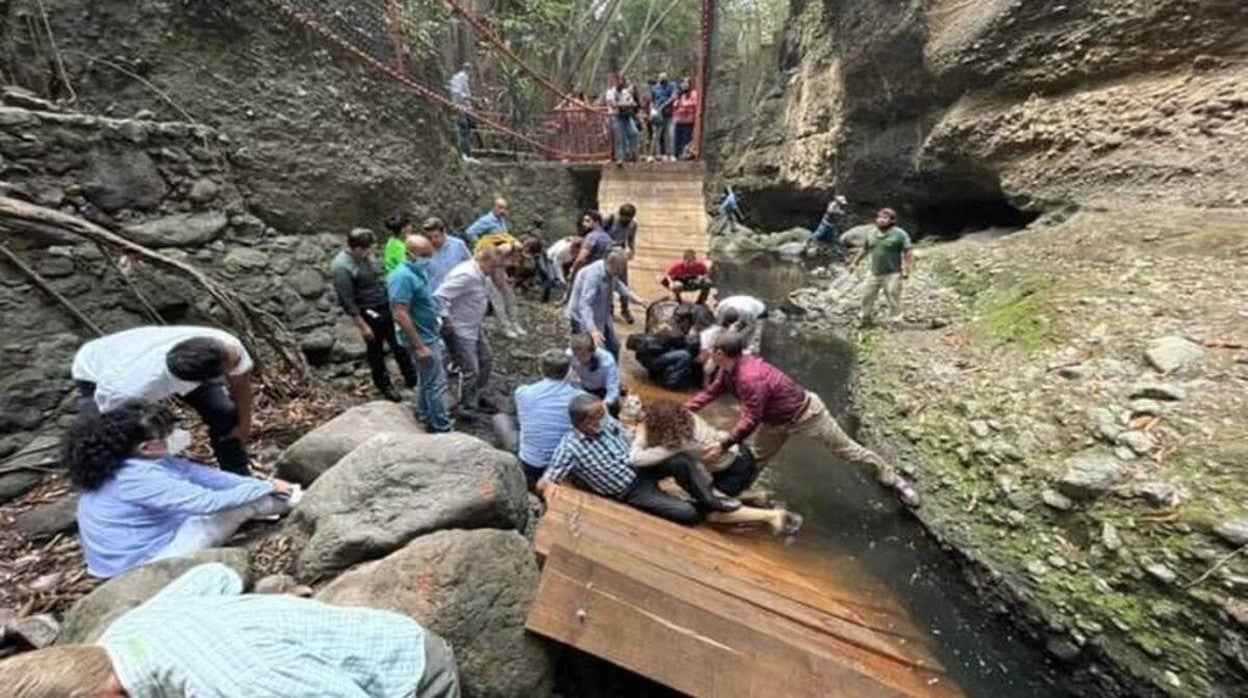 Al menos 25 personas heridas tras el desplome de un puente colgante en México