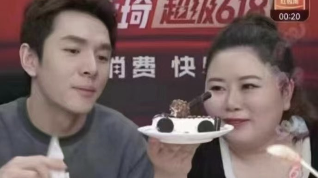 Tras mostrar la tarta-tanque, la emisión del programa de Li Jiaqui (izquierda) fue interrumpida.