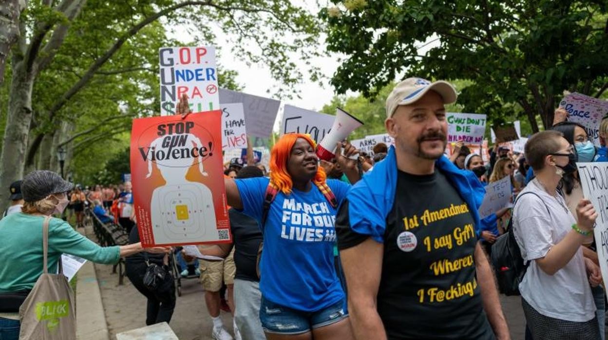 Aspecto de una de las protestas en contra de la violencia causada por las armas, ayer en Nueva York