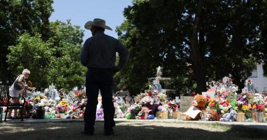Memorial por las 21 víctimas de la matanza en la escuela de Uvalde (Texas)