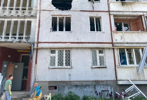 En cada bloque de viviendas destrozadas viven un grupo de personas