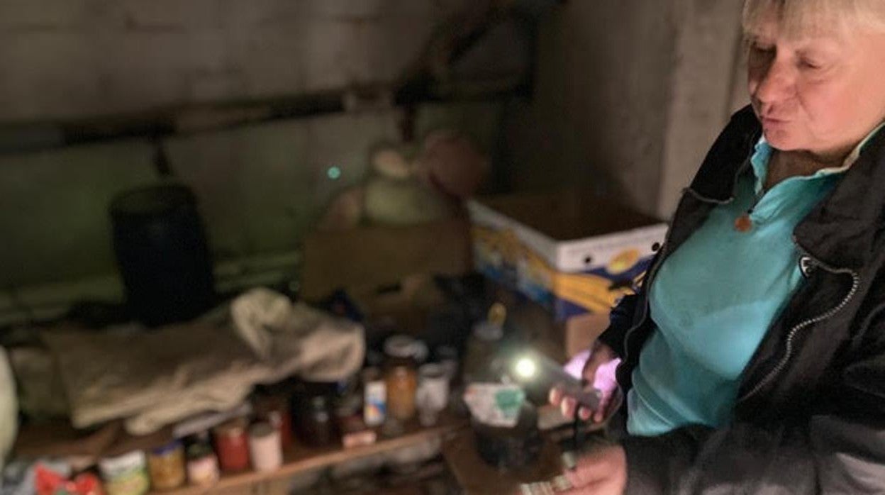 Una mujer, en el recinto que hace las veces de cocina comunitaria