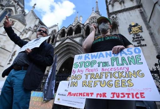 Protesta ayer, ante el Tribunal Superior de Londres