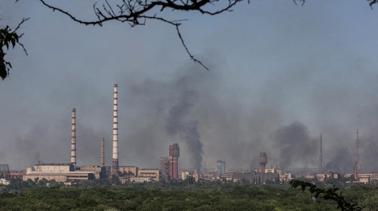 Columnas de humo sobre la planta química de Azot, en la ciudad de Severodonetsk