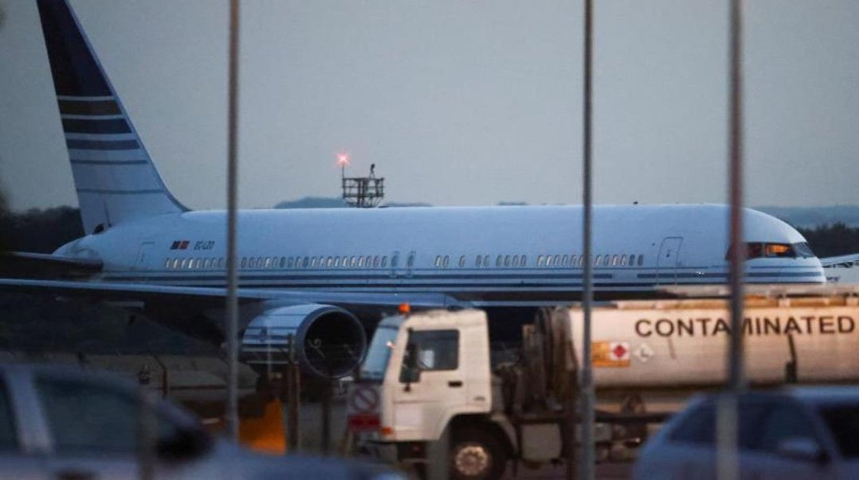 El avión fue parado en plena pista en el aeropuerto de Wiltshire, anoche