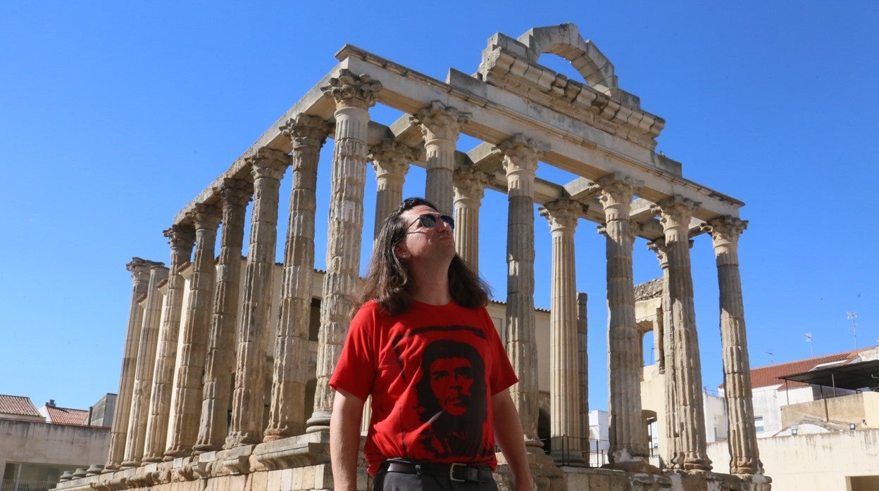 Curtis Yarvin, frente al Templo de Diana en Mérida