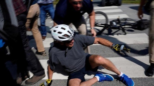 Joe Biden se cae de la bicicleta durante un paseo por Delaware