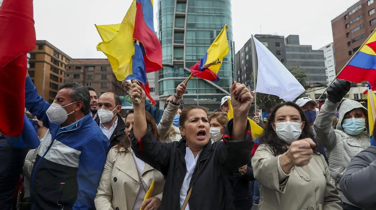 Ciudadanos se manifiestan para pedir paz en Quito