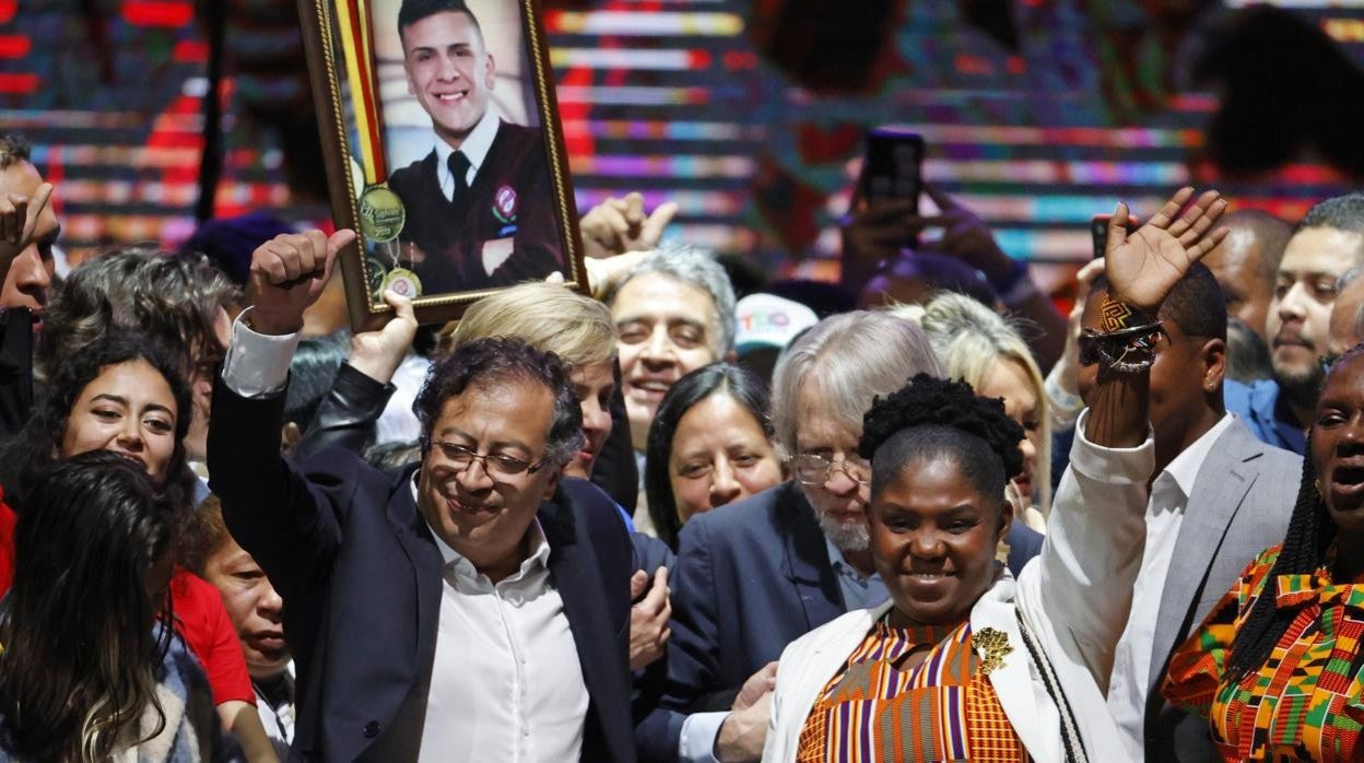 El presidente electo Gustavo Petro celebra la victoria junto a la que será su vicepresidenta, Francia Márquez