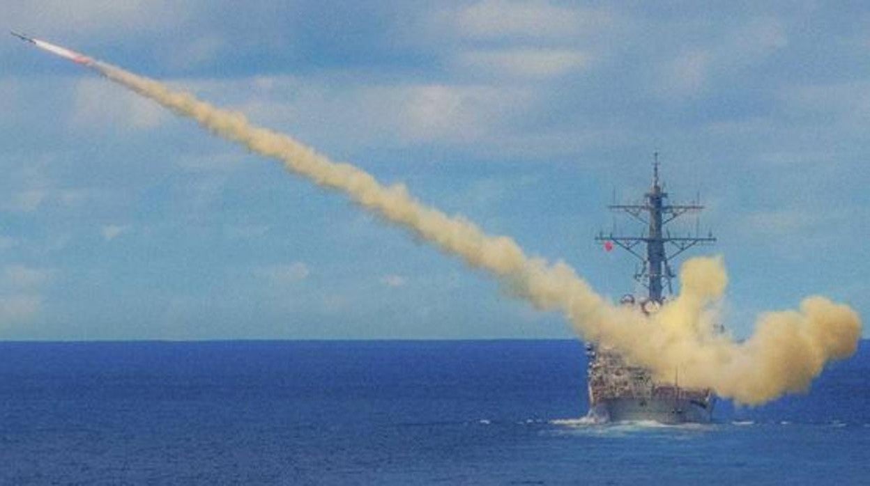 Lanzamiento de un Harpoon desde el destructor USS Curtis Wilbur (DDG 54), de la clase Arleigh Burke