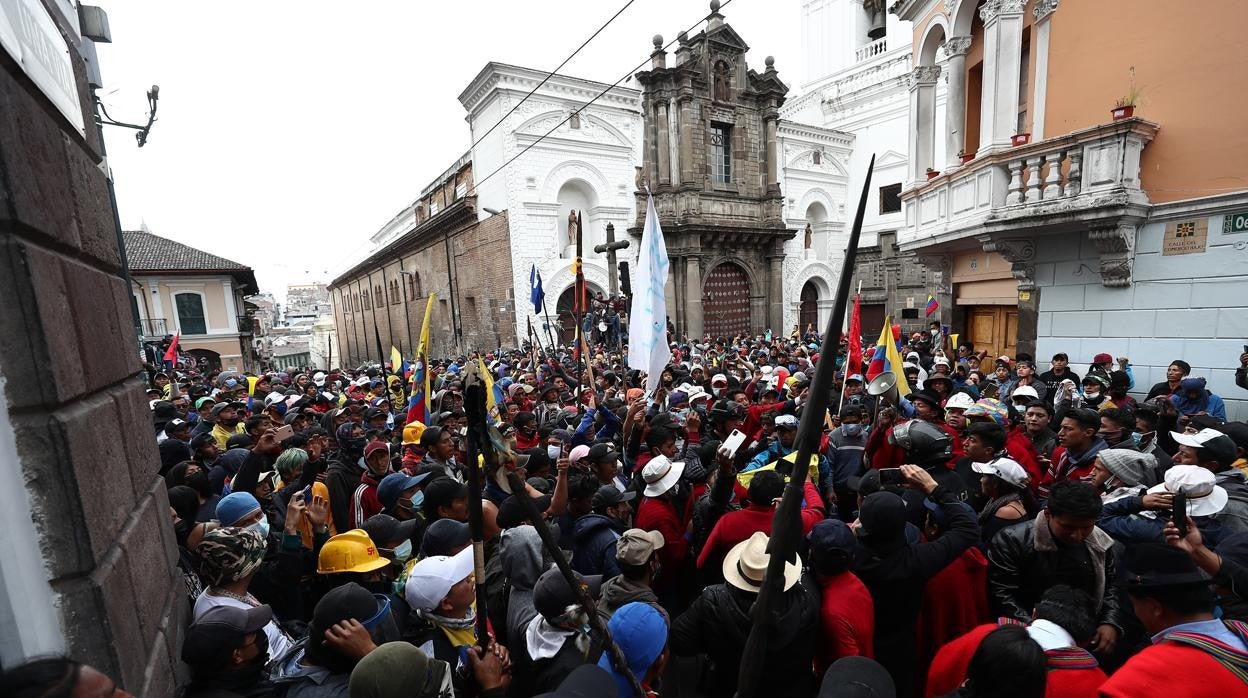 Manifestantes tratan de dirigirse hacia el Palacio de Gobierno este miércoles, durante el décimo día de movilizaciones indígenas, en el centro histórico de Quito (Ecuador)