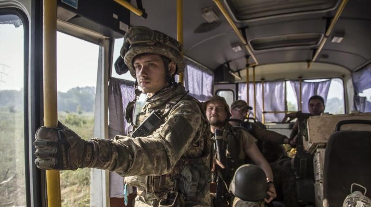 Tropas ucranianas en un autobús cerca de Severodonetsk