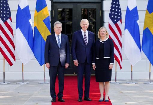 Biden, con el presidente de Finlandia y la primera ministra de Suecia