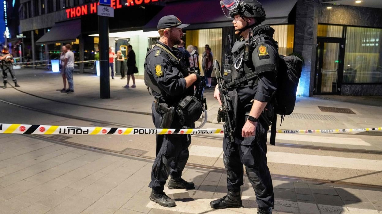 Unos policías vigilan y aseguran la zona cercana al tiroteo en Oslo, Noruega