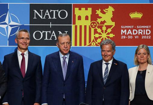 Foto de familia (de izquierda a derecha) de Stoltenber, Erdogan, Niinisto y Andersson tras el acuerdo de Turquía para permitir la adhesión de Finlandia y Suecia a la OTAN