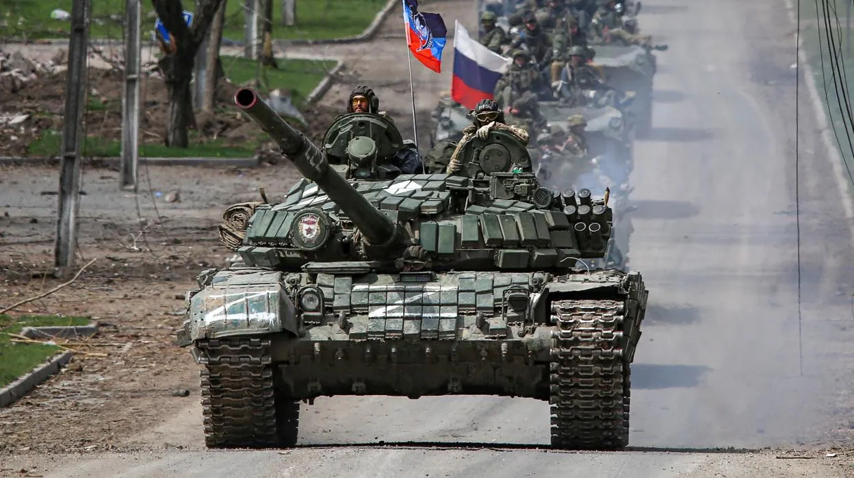 Tanques rusos, en las calles de Mariúpol (Ucrania)