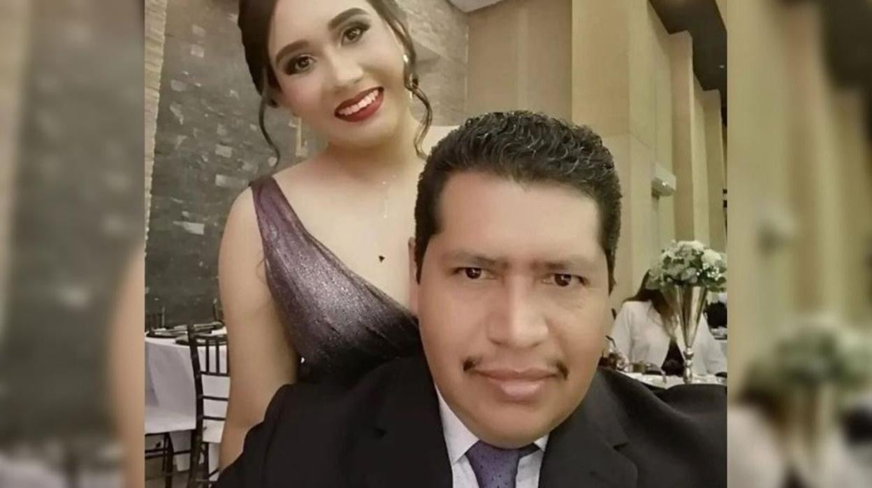 La joven, junto a su padre, en una celebración