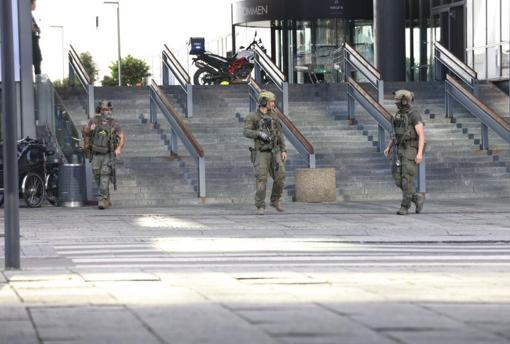 Agentes de la Policia armados supervisan los access al centro comercial de Fields