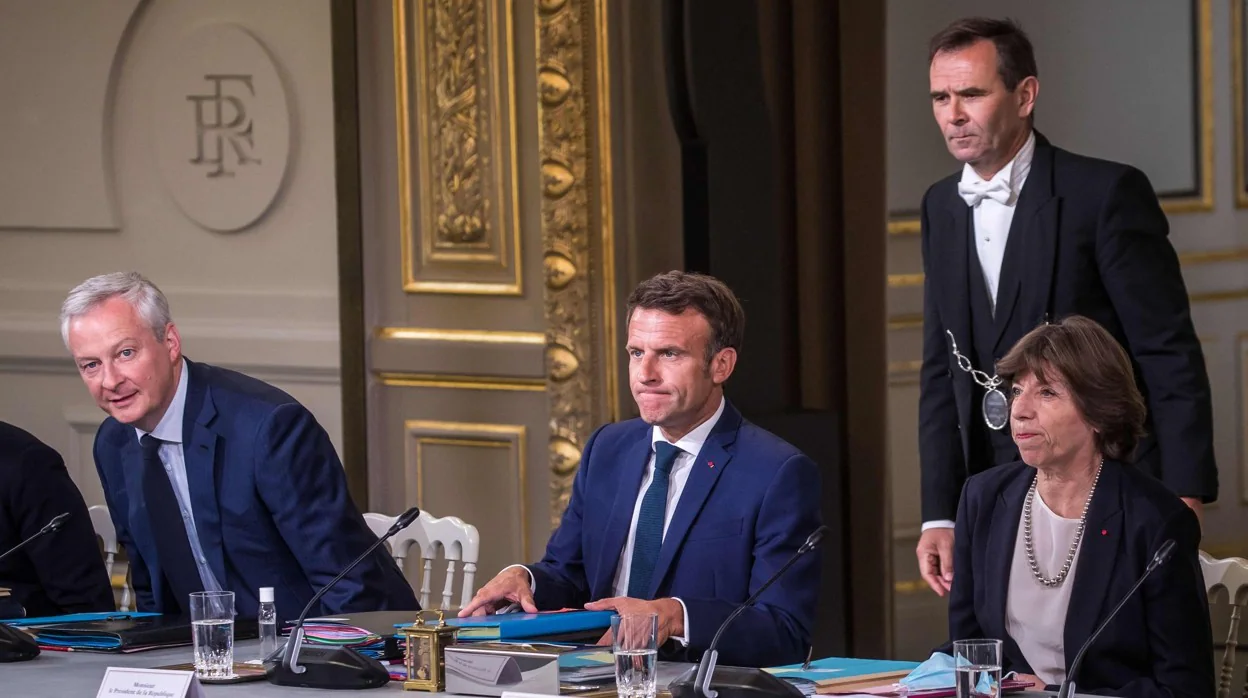 Macron, acompañado por el ministro de Economía y la de Exteriores