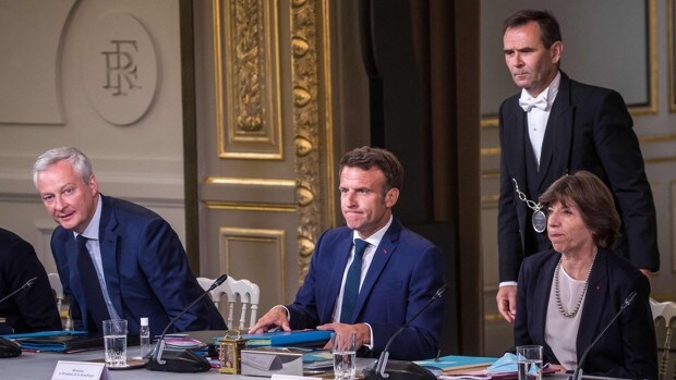 La extrema izquierda presenta mañana una moción de censura contra Macron