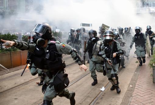 Las manifestaciones por la democracia derivaron en frecuentes choques con la Policía, que se empleó a fondo en una ciudad hasta entonces poco acostumbrada a la violencia