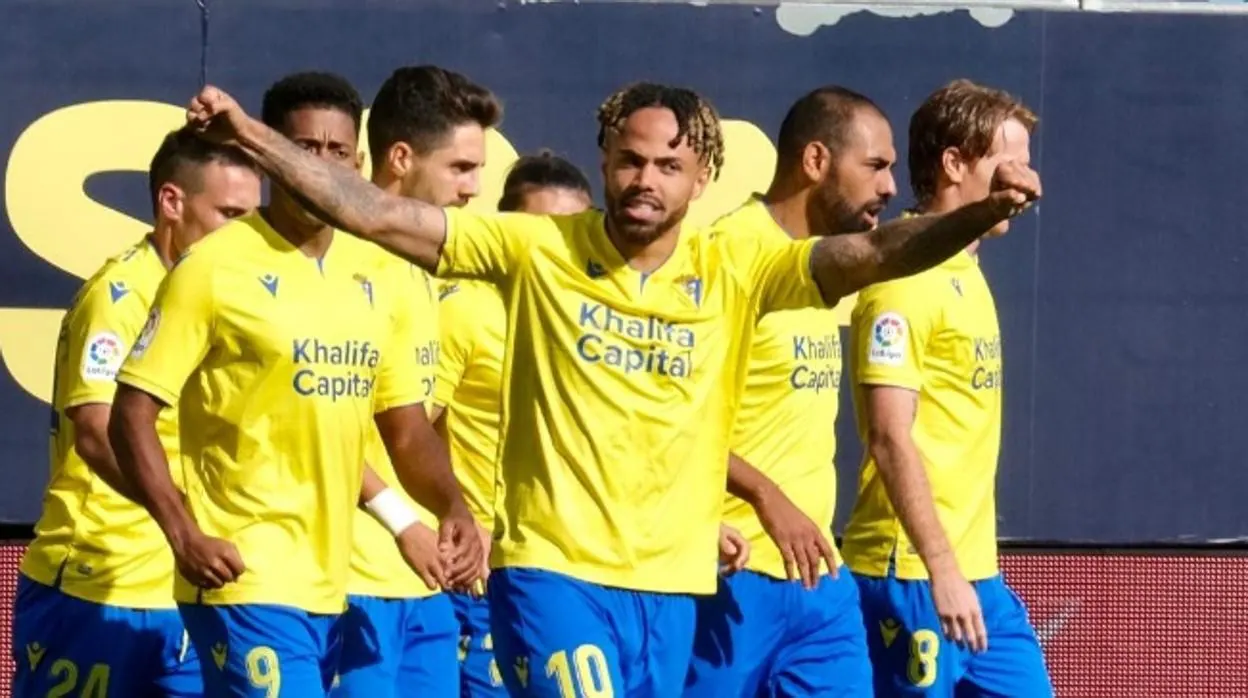Los jugadores del Cádiz celebran el gol de Bongonda al Atlético