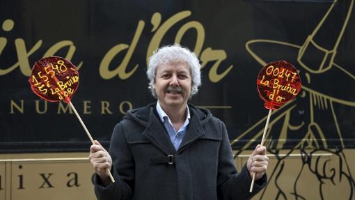 Gabriel posa en la puerta de La Bruixa d´Or