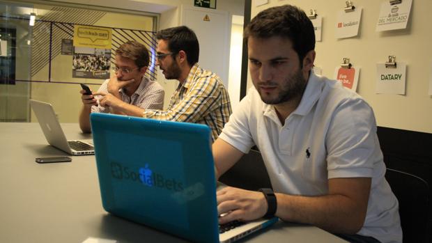 Marcos Alba (polo blanco) junto a los otros dos cofundadores de «SocialBets», Javier (centro) y Sergio (izda)