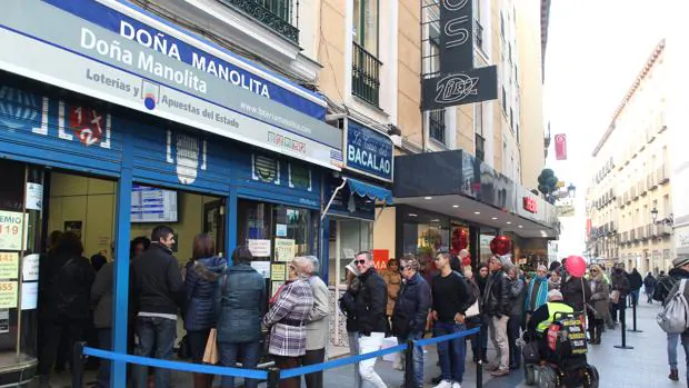 Colas en la administración de Lotería de Doña Manolita, en la calle del Carmen