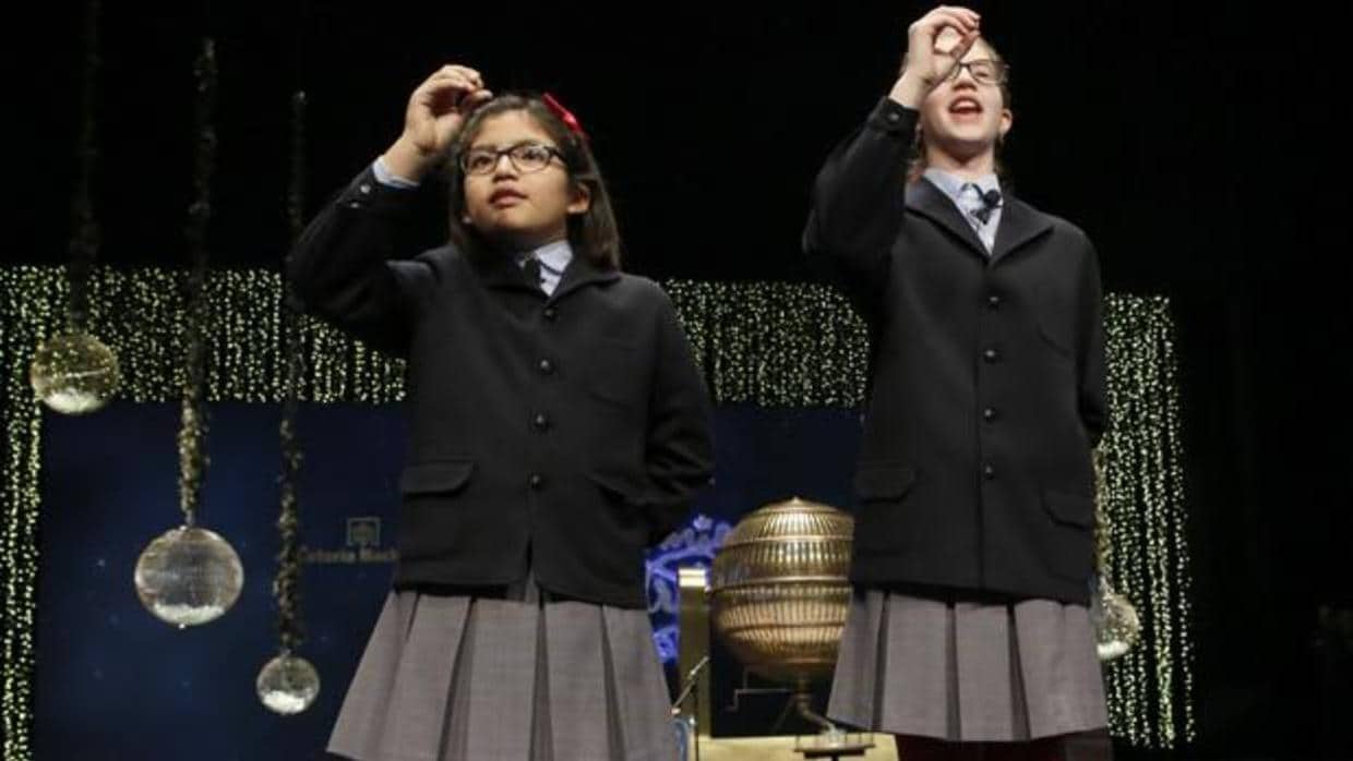 Las niñas de San Ildefonso Lorena Stefan y Nicol Valenzuel cantaron el Gordo en 2015 y 2016