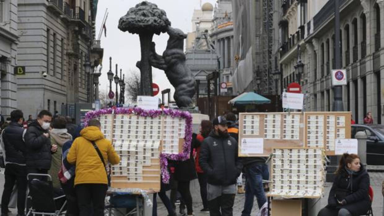 Colas en las administraciones de la zona centro de Madrid para comprar décimos para el sorteo de la Lotería de Navidad